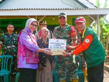 Bupati Indah Amperawati menyerahkan bantuan kepada Mbok Imuk. 