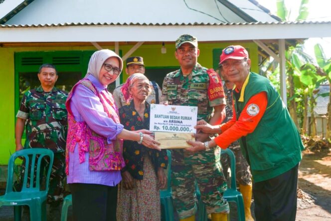
					Bupati Indah Amperawati menyerahkan bantuan kepada Mbok Imuk. 