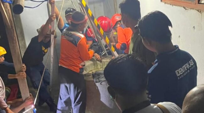 Petugas gabungan saat mengevakuasi jasad korban dari dalam sumur.