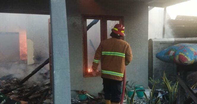 
					SEMPROT: Petugas Damkar Kabupaten Probolinggo sedang memadamkan api di rumah Suari di Desa Talkadang, Kecamatan Kotaanyar. (foto: Ali Ya'lu).