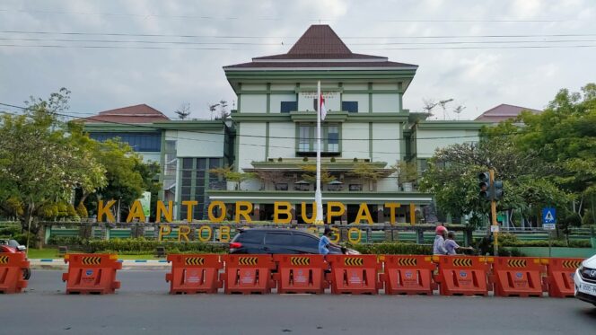 
					Kantor Bupati Probolinggo di Jl. Panglima Sudirman, No. 134 Kota Kraksaan. (foto: Dokumen). 