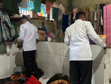 KETAT: Petugas Lapas Probolinggo saat melakukan pemeriksaan di dalam kamar napi. (foto: istimewa)
