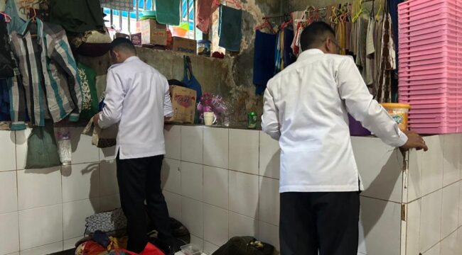KETAT: Petugas Lapas Probolinggo saat melakukan pemeriksaan di dalam kamar napi. (foto: istimewa)