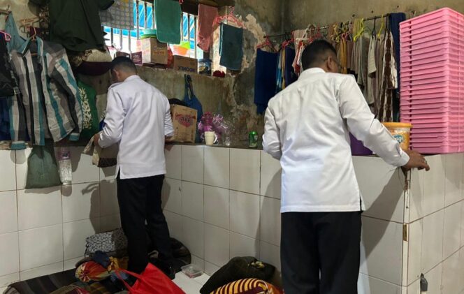 
					KETAT: Petugas Lapas Probolinggo saat melakukan pemeriksaan di dalam kamar napi. (foto: istimewa)