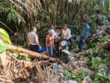 Warga Desa Mlawang, Kecamatan Klakah, Kabupaten Lumajang dihebohkan dengan penemuan jenazah pria yang telah membusuk di bawah jembatan Jalan Raya Nasional Soekarno Hatta (Foto: Asmadi).
