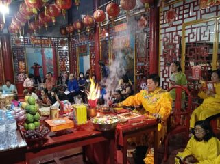 KHIDMAT: Perayaan Festival Kue Bulan atau Mooncake Festival di TITD Pay Lien San, Dusun Karang Asem, Desa Glagahwero, Kecamatan Panti, Jember, Senin (6/10/25) malam. (Foto: M. Abd Rozaq Mubarok).