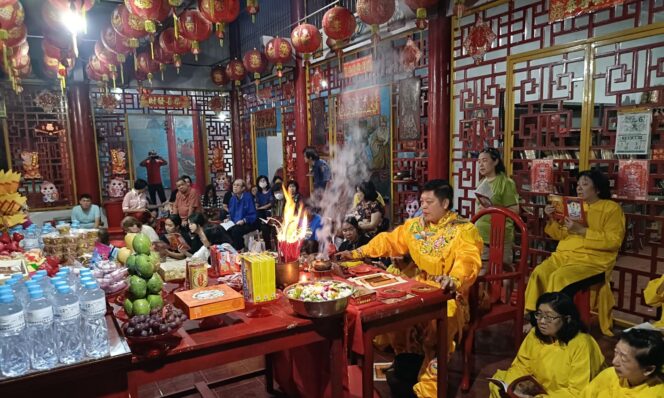 
					KHIDMAT: Perayaan Festival Kue Bulan atau Mooncake Festival di TITD Pay Lien San, Dusun Karang Asem, Desa Glagahwero, Kecamatan Panti, Jember, Senin (6/10/25) malam. (Foto: M. Abd Rozaq Mubarok).