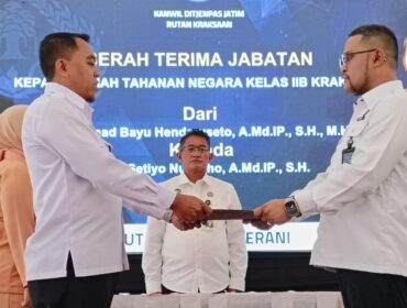 SERTIJAB: Proses serah terima jabatan (sertijab) Kepala Rutan Kraksaan, Selasa (7/10/25) pagi. (foto: Ali Ya'lu).