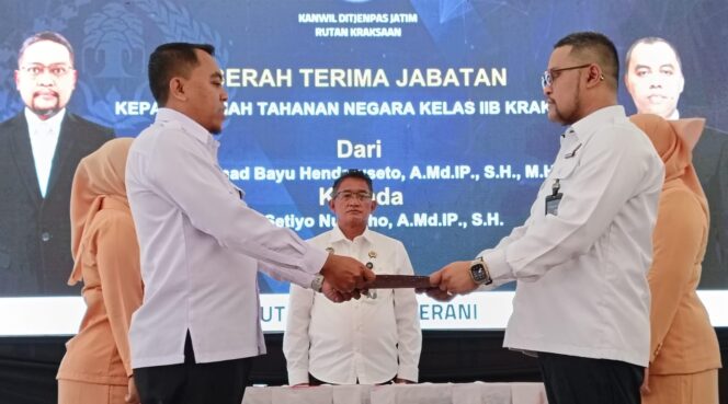 
					SERTIJAB: Proses serah terima jabatan (sertijab) Kepala Rutan Kraksaan, Selasa (7/10/25) pagi. (foto: Ali Ya'lu).