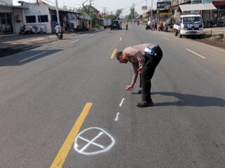 OLAH TKP: Unit Gakkum Satlantas Polres Probolinggo saat melakukan olah TKP. (Foto: istimewa)
