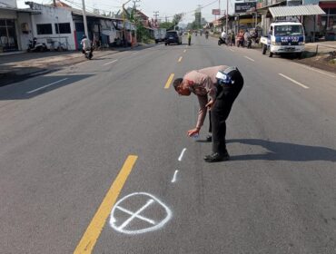 OLAH TKP: Unit Gakkum Satlantas Polres Probolinggo saat melakukan olah TKP. (Foto: istimewa)
