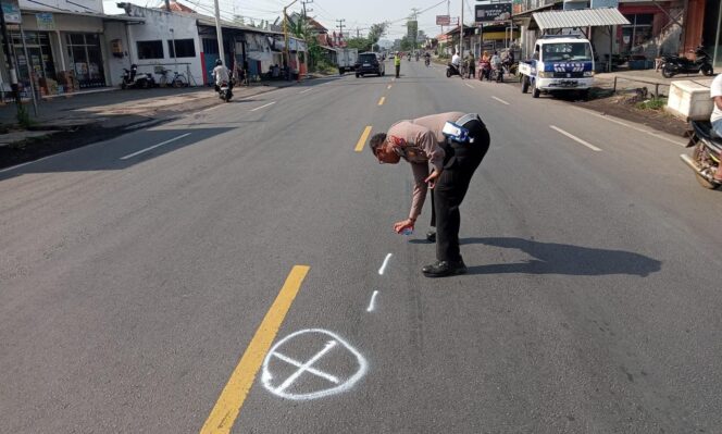 
					OLAH TKP: Unit Gakkum Satlantas Polres Probolinggo saat melakukan olah TKP. (Foto: istimewa)
