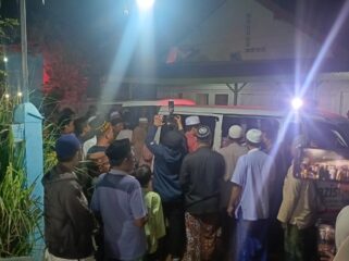 Jenazah Mukhamad Syakur, korban KMP Tunu Pratama Jaya tiba di rumah duka.