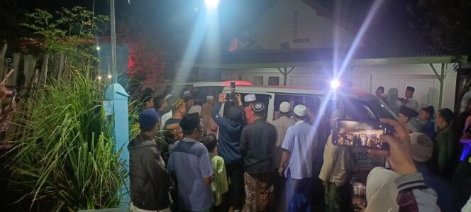 
					Jenazah Mukhamad Syakur, korban KMP Tunu Pratama Jaya tiba di rumah duka.