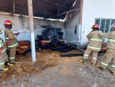 PEMADAMAN: Petugas Damkar Kota Probolinggo saat memadamkan api yang membakar tumpukan kayu. (Foto: Hafiz Rozani).