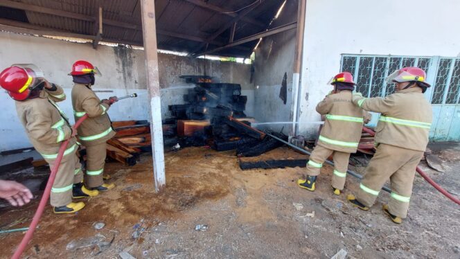 
					PEMADAMAN: Petugas Damkar Kota Probolinggo saat memadamkan api yang membakar tumpukan kayu. (Foto: Hafiz Rozani).