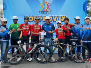 BELUM CAIR: Ketua KONI Kota Probolinggo, Zulfikar Imawan, foto bersama atlet sepeda. (Foto: istimewa)