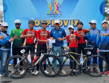 BELUM CAIR: Ketua KONI Kota Probolinggo, Zulfikar Imawan, foto bersama atlet sepeda. (Foto: istimewa)