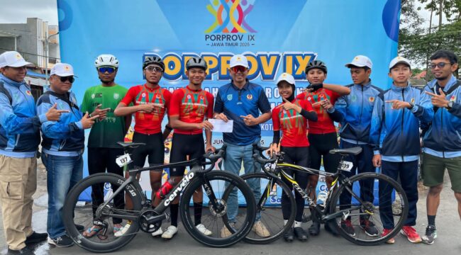 BELUM CAIR: Ketua KONI Kota Probolinggo, Zulfikar Imawan, foto bersama atlet sepeda. (Foto: istimewa)