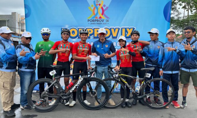 
					BELUM CAIR: Ketua KONI Kota Probolinggo, Zulfikar Imawan, foto bersama atlet sepeda. (Foto: istimewa)