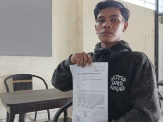 KORBAN: Adi menunjukkan bukti laporan kepolisiannya usai motornya dirampas DC yang menggunakam pisau di Alun-alun Kraksaan, Probolinggo. (foto: Ali Ya'lu).
