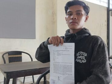KORBAN: Adi menunjukkan bukti laporan kepolisiannya usai motornya dirampas DC yang menggunakam pisau di Alun-alun Kraksaan, Probolinggo. (foto: Ali Ya'lu).
