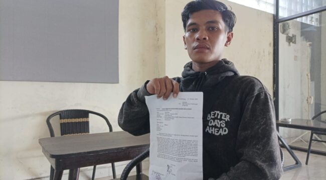 KORBAN: Adi menunjukkan bukti laporan kepolisiannya usai motornya dirampas DC yang menggunakam pisau di Alun-alun Kraksaan, Probolinggo. (foto: Ali Ya'lu).
