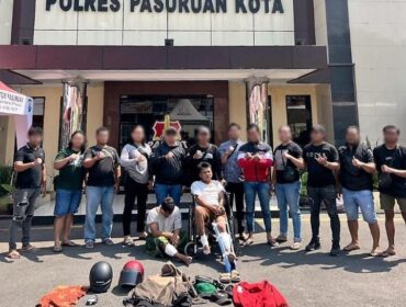 Pelaku saat diamankan di Mapolres Pasuruan Kota. (Foto: Moh. Rois) 