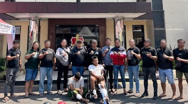 Pelaku saat diamankan di Mapolres Pasuruan Kota. (Foto: Moh. Rois) 