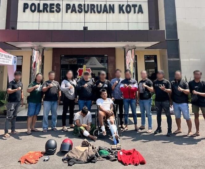 
					Pelaku saat diamankan di Mapolres Pasuruan Kota. (Foto: Moh. Rois) 