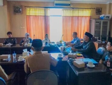Rapat dipimpin langsung oleh Ketua Bapemperda, Awaluddin Yusuf dan dihadiri oleh perwakilan Organisasi Perangkat Daerah (OPD) terkait.
