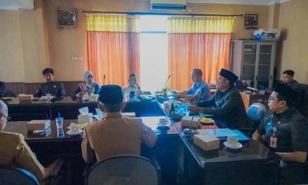 Rapat dipimpin langsung oleh Ketua Bapemperda, Awaluddin Yusuf dan dihadiri oleh perwakilan Organisasi Perangkat Daerah (OPD) terkait.
