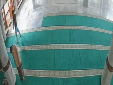 Terduga pelaku pencuri HP di masjid terekam CCTV. (Foto: tangkapan layar CCTV).