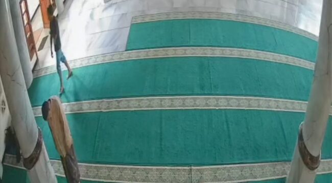 Terduga pelaku pencuri HP di masjid terekam CCTV. (Foto: tangkapan layar CCTV).