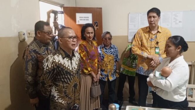 
					Menteri Perlindungan Pekerja Migran Indonesia, Mukhtarudin melepas  Calon Pekerja Migran Indonesia di Lembaga Pelatihan PT Prima Duta Sejati (PDS), Kecamatan Gempol, Kabupaten Pasuruan.  (Foto: Moh. Rois)