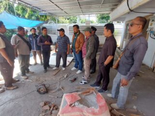 SIDAK: Komisi 3 DPRD Kota Probolinggo saat sidak di proyek rehabilitasi rumah dinas Wakil Wali Kota di Jalan Suroyo. (foto: Hafiz Rozani).
