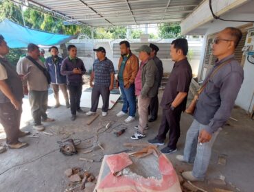 SIDAK: Komisi 3 DPRD Kota Probolinggo saat sidak di proyek rehabilitasi rumah dinas Wakil Wali Kota di Jalan Suroyo. (foto: Hafiz Rozani).