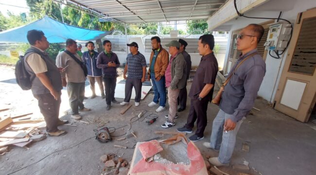 SIDAK: Komisi 3 DPRD Kota Probolinggo saat sidak di proyek rehabilitasi rumah dinas Wakil Wali Kota di Jalan Suroyo. (foto: Hafiz Rozani).