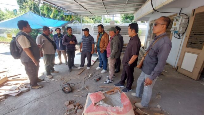 
					SIDAK: Komisi 3 DPRD Kota Probolinggo saat sidak di proyek rehabilitasi rumah dinas Wakil Wali Kota di Jalan Suroyo. (foto: Hafiz Rozani).