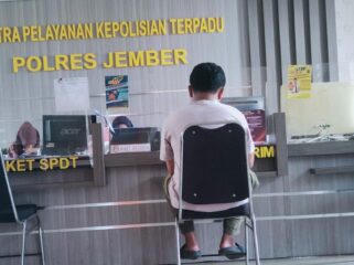 LAPORAN: Korban saat melapor ke Polres Jember usai menjadi korban pengeroyokan oleh sekelompok orang tak dikenal. (Foto: istimewa).
