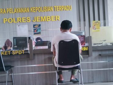LAPORAN: Korban saat melapor ke Polres Jember usai menjadi korban pengeroyokan oleh sekelompok orang tak dikenal. (Foto: istimewa).