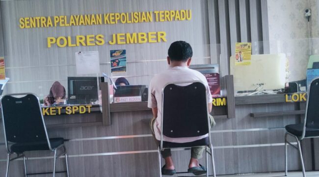 LAPORAN: Korban saat melapor ke Polres Jember usai menjadi korban pengeroyokan oleh sekelompok orang tak dikenal. (Foto: istimewa).