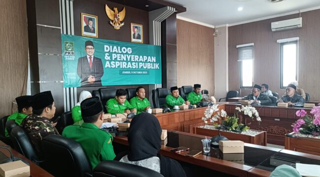 DISKUSI: PKB Jember saat gelar forum aspirasi publik, yang dihadiri oleh berbagai elemen masyarakat. (Foto: M. Abd Rozaq Mubarok).
