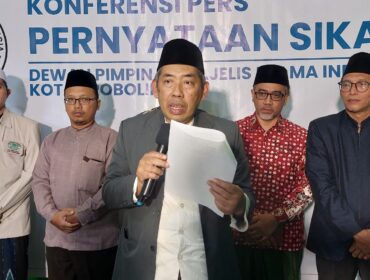 TOLAK: Ketua MUI Kota Probolinggo, KH. Muhammad Sulthon saat membacakan pernyataan sikap tentang pengesahan Perda Pajak Retribusi dibukanya hiburan malam. (foto: Hafiz Rozani).