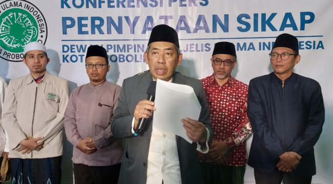 TOLAK: Ketua MUI Kota Probolinggo, KH. Muhammad Sulthon saat membacakan pernyataan sikap tentang pengesahan Perda Pajak Retribusi dibukanya hiburan malam. (foto: Hafiz Rozani).