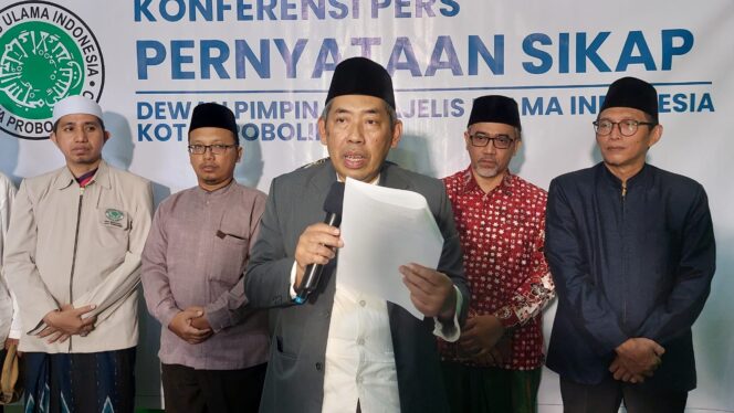 
					TOLAK: Ketua MUI Kota Probolinggo, KH. Muhammad Sulthon saat membacakan pernyataan sikap tentang pengesahan Perda Pajak Retribusi dibukanya hiburan malam. (foto: Hafiz Rozani).