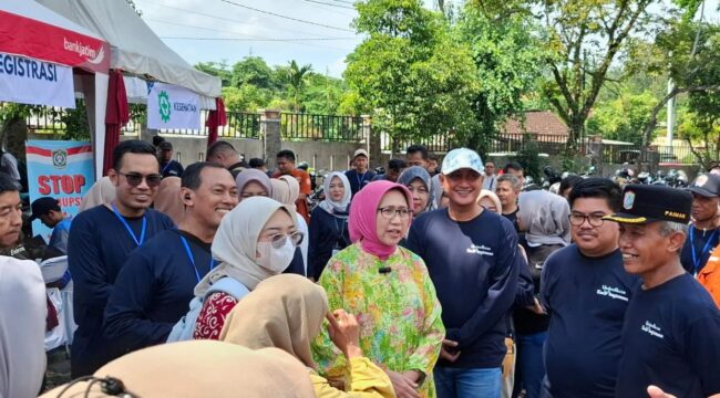 Ribuan pencari kerja memadati area Pemandian Selokambang, Sabtu pagi, dalam gelaran job fair yang diselenggarakan oleh Pemerintah Kabupaten Lumajang.
