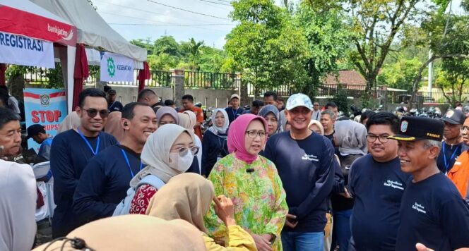 
					Ribuan pencari kerja memadati area Pemandian Selokambang, Sabtu pagi, dalam gelaran job fair yang diselenggarakan oleh Pemerintah Kabupaten Lumajang.
