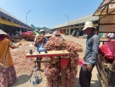 MELIMPAH: Suasana aktifitas pedagang di Pasar Bawang Dringu, Kabupaten Probolinggo. (foto: Hafiz Rozani).
