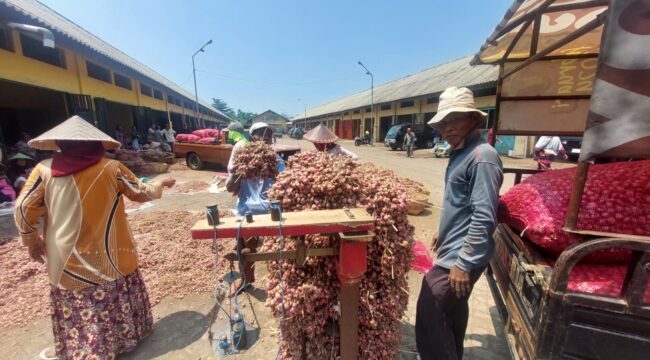 MELIMPAH: Suasana aktifitas pedagang di Pasar Bawang Dringu, Kabupaten Probolinggo. (foto: Hafiz Rozani).
